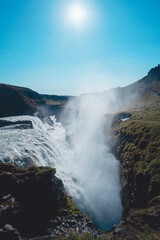 アイスランドのGullfossの滝の美しい滝と虹