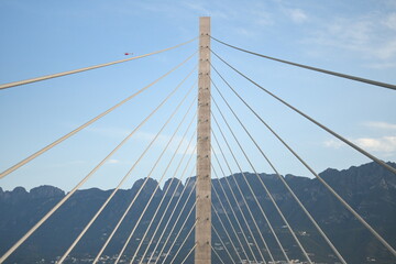 Puente y cerros