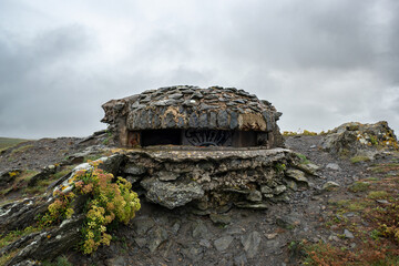 Um bunker abandonado, uma relíquia da defesa costeira em Punta Frouxeira em Espanha, num dia muito...