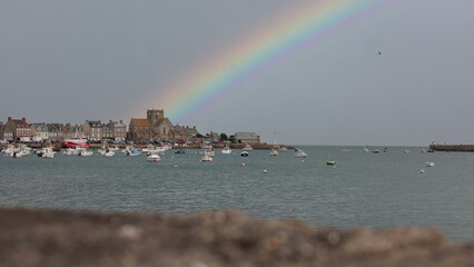 Eglise de Barfleur avec un arc en ciel