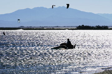 Naklejka premium People kite surfing on the Mediterranean coast.
