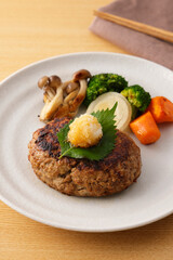 大根おろしを乗せた和風のハンバーグ