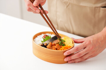 お母さんがキッチンでお弁当を作るシーン