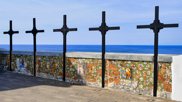 F&uuml;nf Kreuze mit Meereshintergrund  bei der Wallfahrtskirche Santa Maria del Soccorso in Forio auf Ischia 
