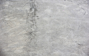 Obraz premium Piso de concreto con huella de llanta, rayado
