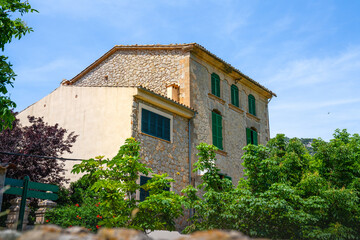 Haus mit grünen Fensterläden in Valldemossa auf der spanischen Baleareninsel Mallorca 