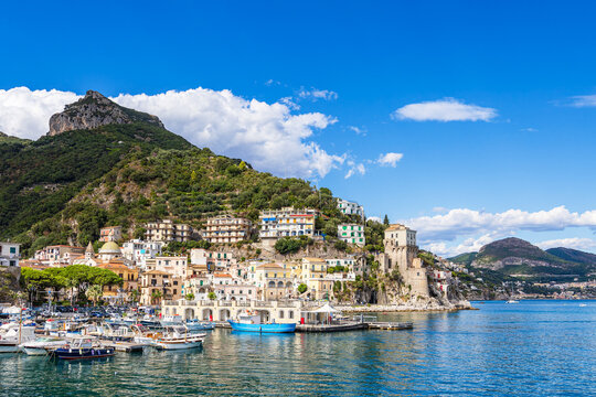 Blick auf Cetara an der Amalfik&uuml;ste in Italien