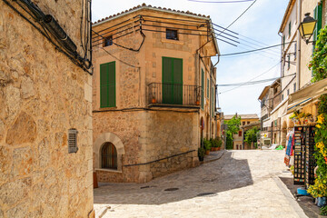 Haus in einer Gasse voller Pflanzen in Töpfen an den Hauswänden Valldemossa auf der spanischen Baleareninsel Mallorca 
