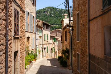 Gasse voller Pflanzen in Töpfen an den Hauswänden Valldemossa auf der spanischen Baleareninsel Mallorca 