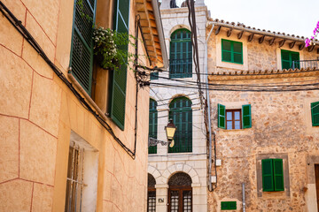 Gasse Blick auf zu den grünen Fensterläden voller Pflanzen in Töpfen an den Hauswänden Valldemossa auf der spanischen Baleareninsel Mallorca 
