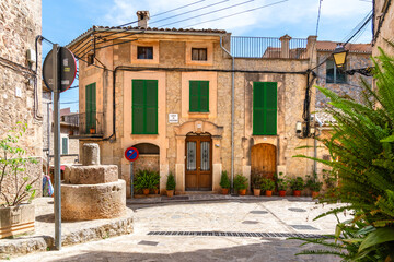 Gasse voller Pflanzen in Töpfen an den Hauswänden Valldemossa auf der spanischen Baleareninsel...