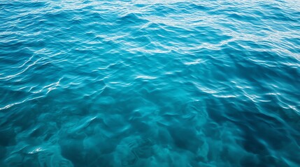 Obraz premium Calm and clear ocean water with gentle waves, reflecting sunlight, perfect for serene and tranquil photography.