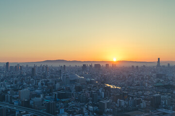 展望台から見えた日の出と早朝の大阪の都市風景