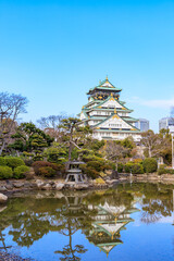 日本庭園と水面に映りこんだ大阪城