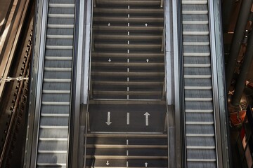 Obraz premium Escalator in a building