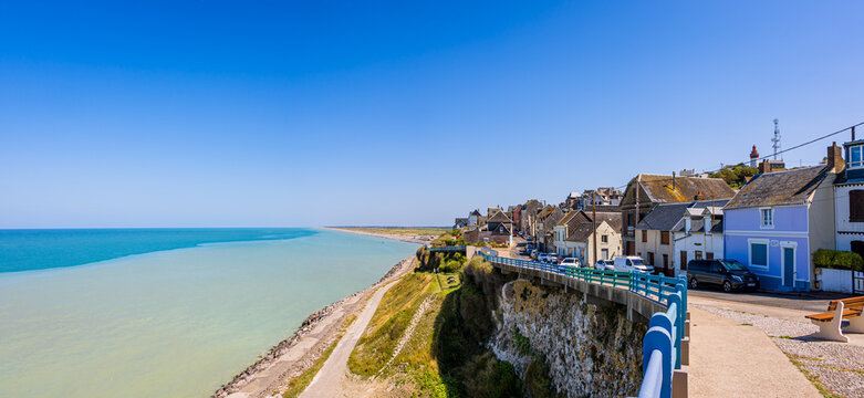 Panorama sur l'oc&eacute;an et la plage du haut des falaises de Ault