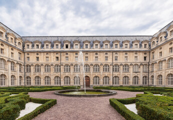Obraz premium Les jardins du cloitre de l'ancienne abbaye du Val-de-Grâce, Paris, France