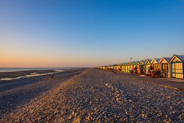Coucher de soleil sur les cabine de plage et l'oc&eacute;an &agrave; Cayeux-sur-Mer