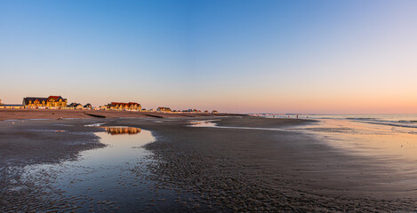 Panorama du Coucher de soleil sur les cabine de plage et l'océan à Cayeux-sur-Mer