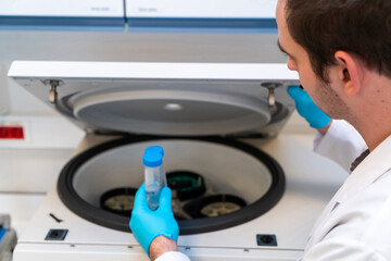 Obraz premium Laboratory technician using refrigerated centrifuge machine in blood bank, Benchtop Centrifuges, Device for laboratory research. Modern lab technologies. Medical Research Centrifuge.