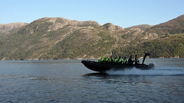 Speedboot im Lysefjord nahe Stavanger in Norwegen