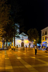Fototapeta premium Iglesia del Salvador en la plaza del Balcón de Europa en Nerja, Málaga, España