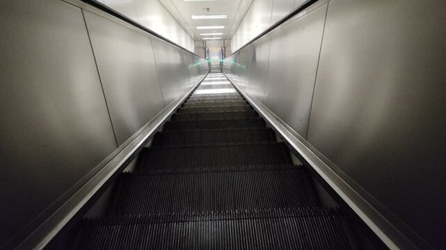 The escalator is moving down./escalator in the subway