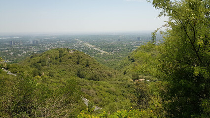 Obraz premium Beautiful Over the Mountain View of the city