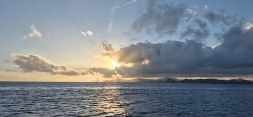 atardecer nuboso desde el barco