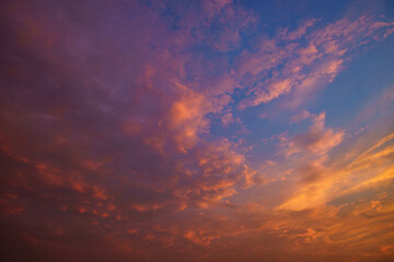 朝焼けに染まる秋の空