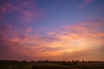 朝焼けに染まる秋の空