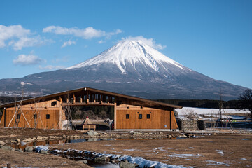 草原中央トイレと富士山