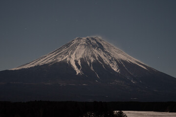 月明かりに照らされる富士山