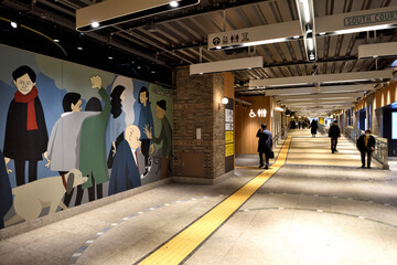 横浜駅構内地階の洒落た通路と壁画