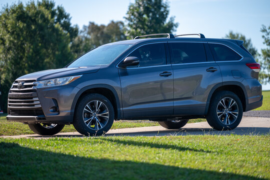 Gray 2018 Toyota Highlander with roof rack Blountsville, AL 9/17/2024
