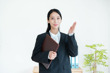 案内をするスーツを着た女性