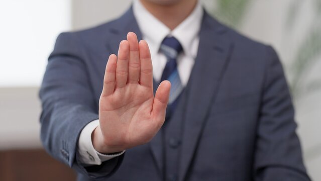 手のひらを見せるビジネスマンの手元