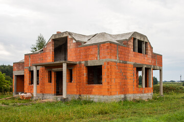 Budowa domu jednorodzinnego. Budowa domu z poddaszem użytkowym. Polskie Prawo Budowlane. Budownictwo.  © Leszek Szelest