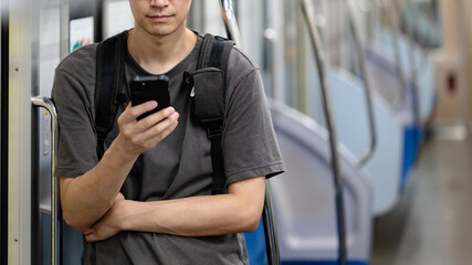 スマホを操作する男性