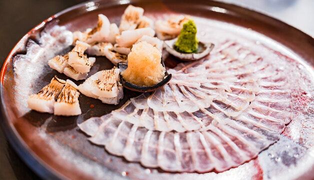 伝助穴子 ( でんすけ あなご )の 刺身 と 焼き霜造り 【 明石 淡路島 の 名物料理 】