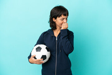 Young mixed race football player woman isolated on blue background having doubts