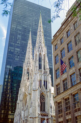 Eingescanntes Diapositiv einer historischen Farbaufnahme der Frontfassade mit den zwei Türmen des St. Patrick's Cathedral in Manhattan, New York, USA inmitten von Bürohochhäusern