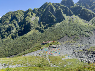 涸沢カールのカラフルなテントと登山キャンプ