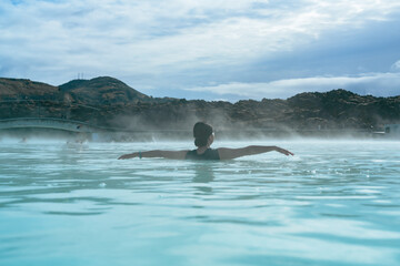 Fototapeta premium アイスランドのブルーラグーンで泳ぐ