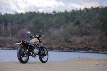 湖畔に停まるバイク