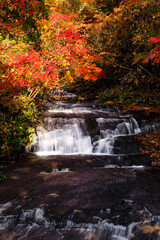 北海道恵庭市、紅葉に染まるラルマナイの滝【10月】