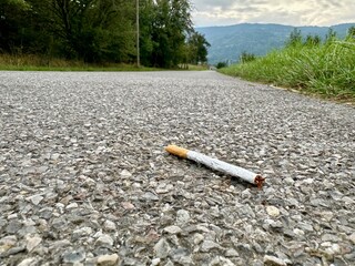 Mégot de cigarette au bord d'une route