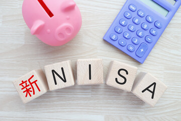 新NISAのイメージ　豚の貯金箱と電卓