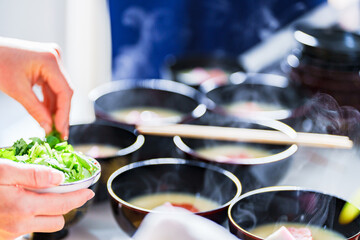 朝食 の 味噌汁 白味噌 雑煮 を 調理 する シニア 【 日本 の 家庭 の 朝 の 風景 】