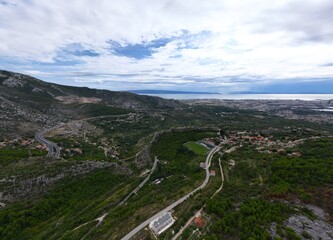 Panoramablick auf die dalmatinische Küste: Von den Bergen bis zum Meer